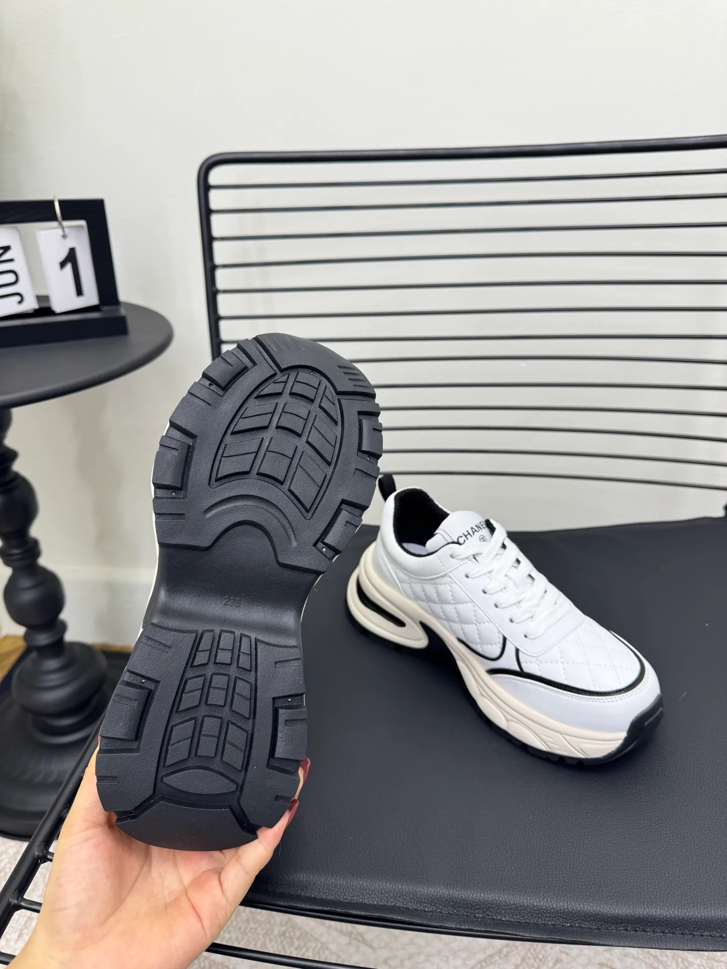 Men's men's shoes pP660! Size: 35-41 Chanel 25C new Chanel sports and casual shoes. Versatile white shoes. You can’t go wrong with the styles. The contrasting colors are full of vitality. The logo embossed on the side is very delicate on the feet. The upper is made of original customized materials. The original outsole.